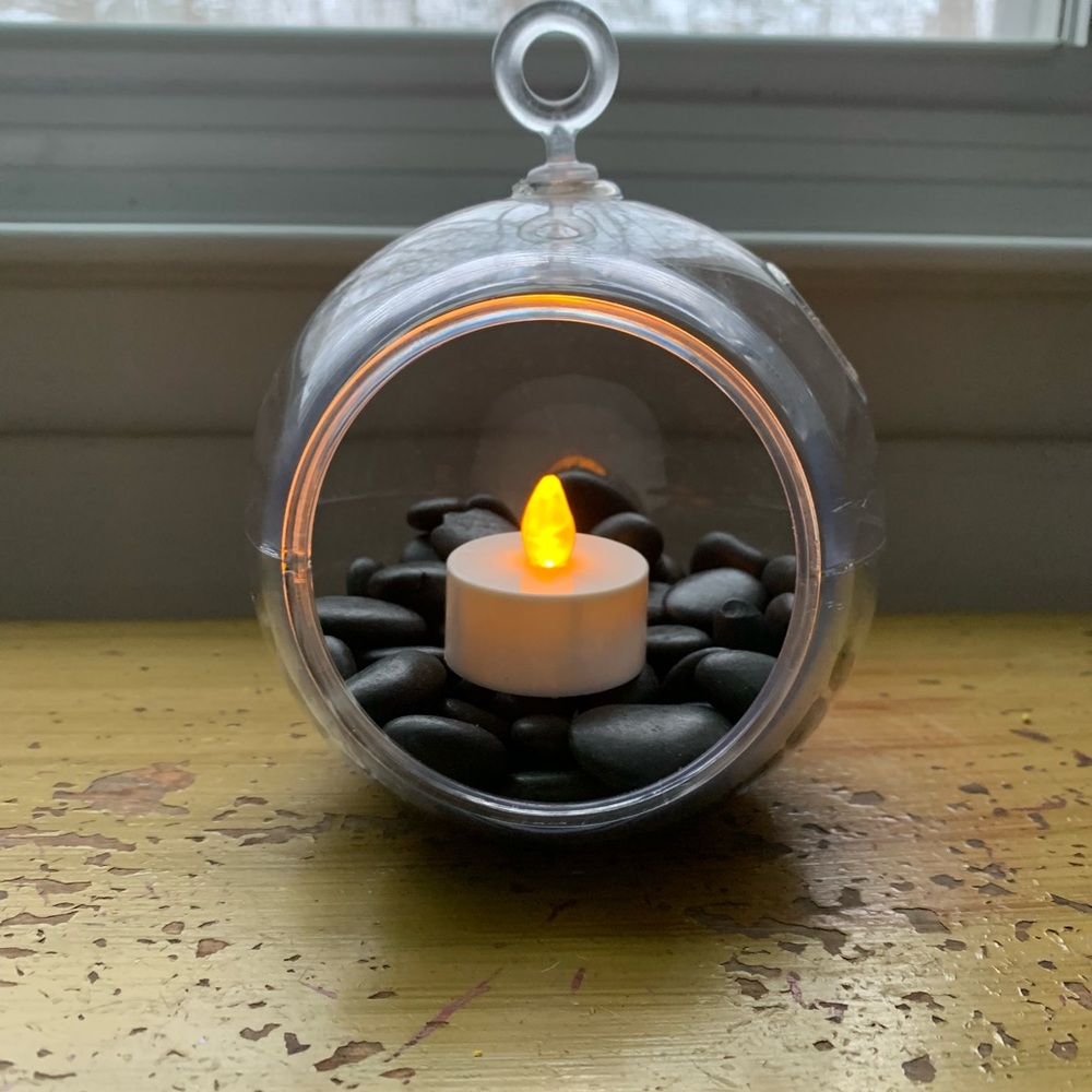 Terrarium centerpiece with rocks
